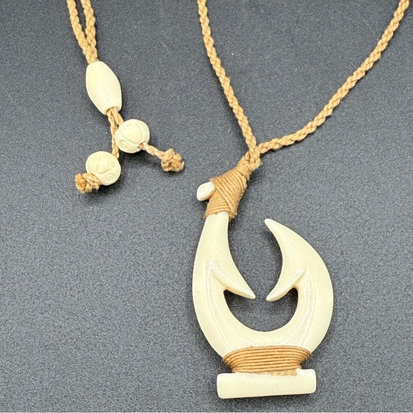 Hawaiian Māori Carved Bone Hook Pendant Hand-carved Cream and Rope Necklace - Picture 7 of 9